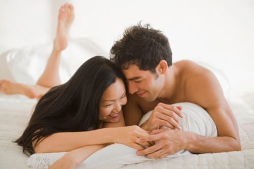 Khi vợ là người chủ động – Giúp hay gây áp lực cho chồng?