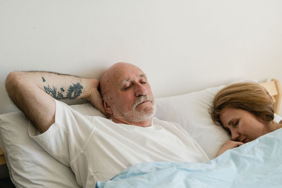 Người cao tuổi mệt mỏi vì phải thức dậy đi tiểu đêm nhiều lần
