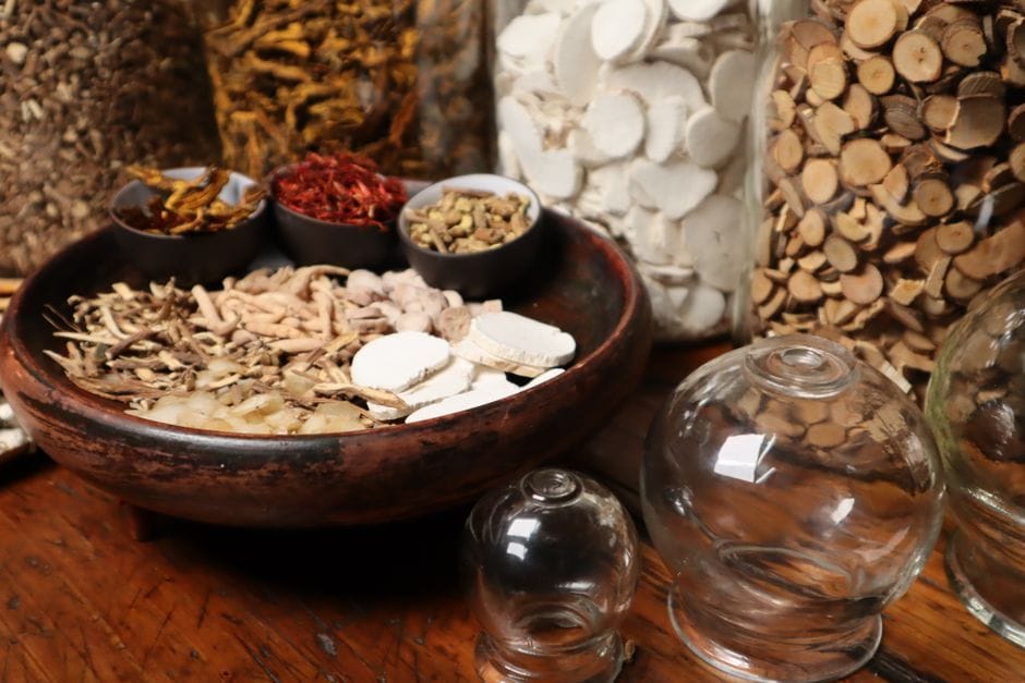 Lương y Mạc Văn Minh kiểm tra các vị thảo mộc gia truyền Kháu Vài Lèng trên dãy núi Tây Côn Lĩnh