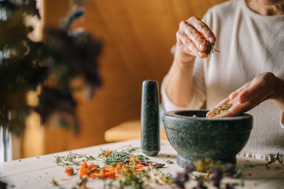 Lương y Mạc Văn Minh sơ chế các vị thuốc ngâm rượu bổ dương dân gian chuẩn truyền thống.