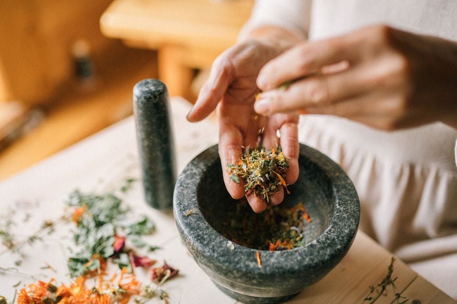 Lương y Mạc Văn Minh tư vấn bài thảo mộc Kháu Vài Lèng hỗ trợ sinh lý nam toàn diện.