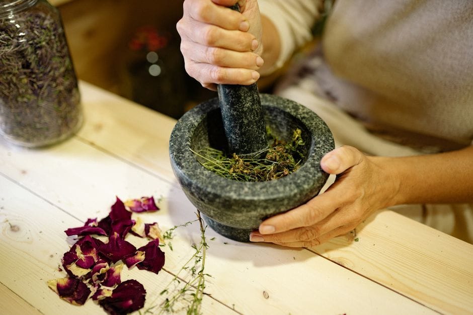 Bài thảo mộc Kháu Vài Lèng của lương y Mạc Văn Minh giúp cải thiện tình trạng bị rối loạn cương dương ở tuổi 20 an toàn.