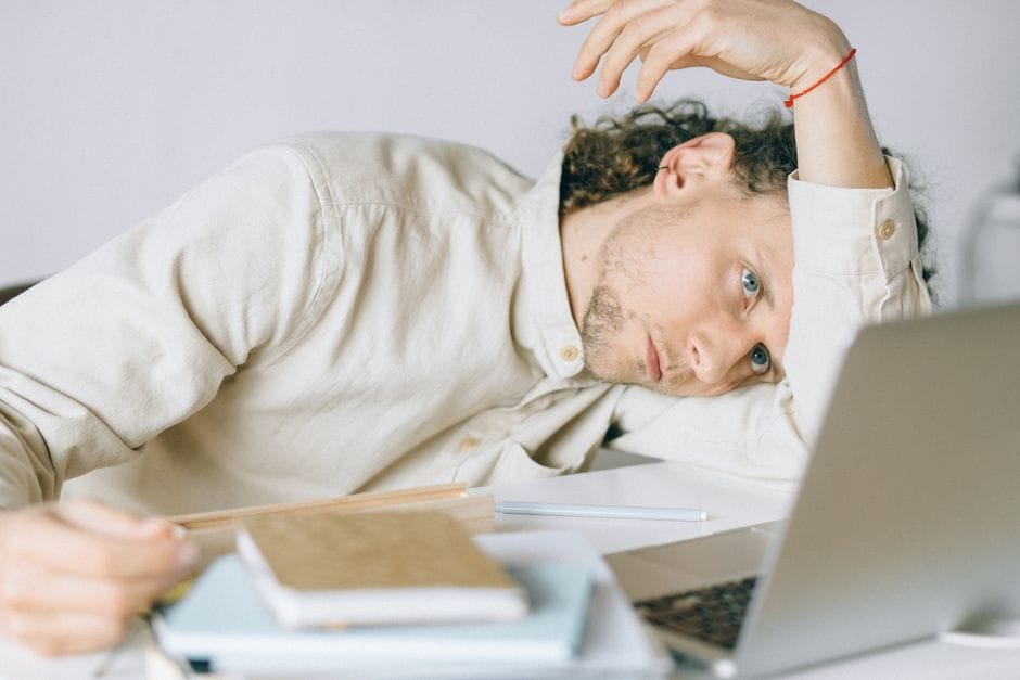 Lạm dụng thói quen sinh hoạt không độ lượng dễ dẫn đến mệt mỏi suy giảm sinh lý nam